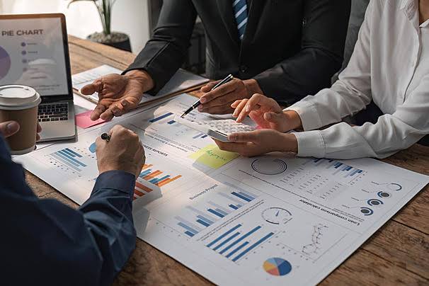 Análise de documentos e gráficos financeiros
