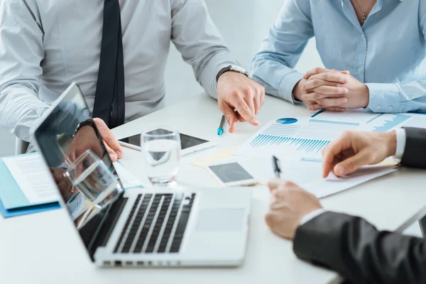 Equipe analisando indicadores empresariais