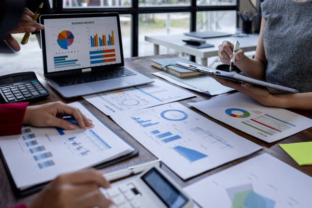 Equipe analisando indicadores e relatórios empresariais